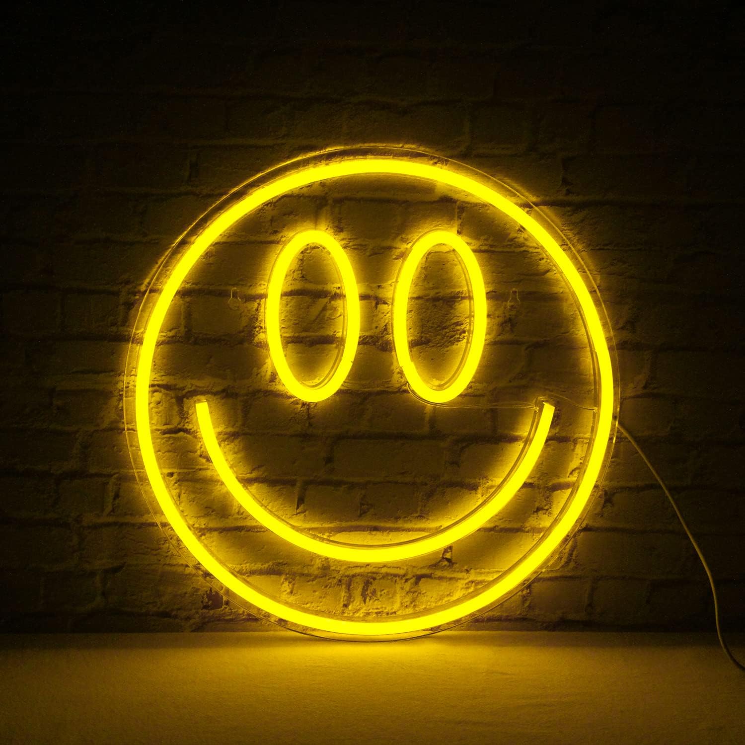 Smiley LED neonskilt på væggen