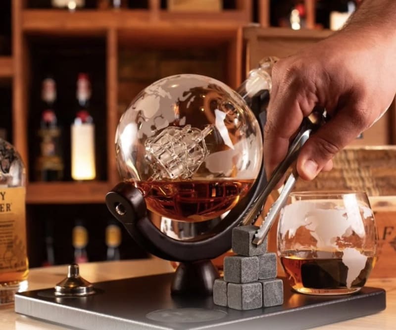 sæt glas og karaffel til whiskyglobe med skib