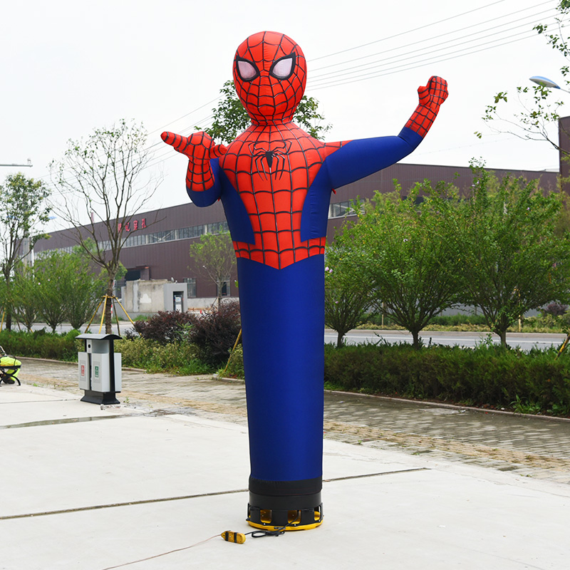 Spiderman-ballonhimmelfigur med en luftdanser-ballondansende mand